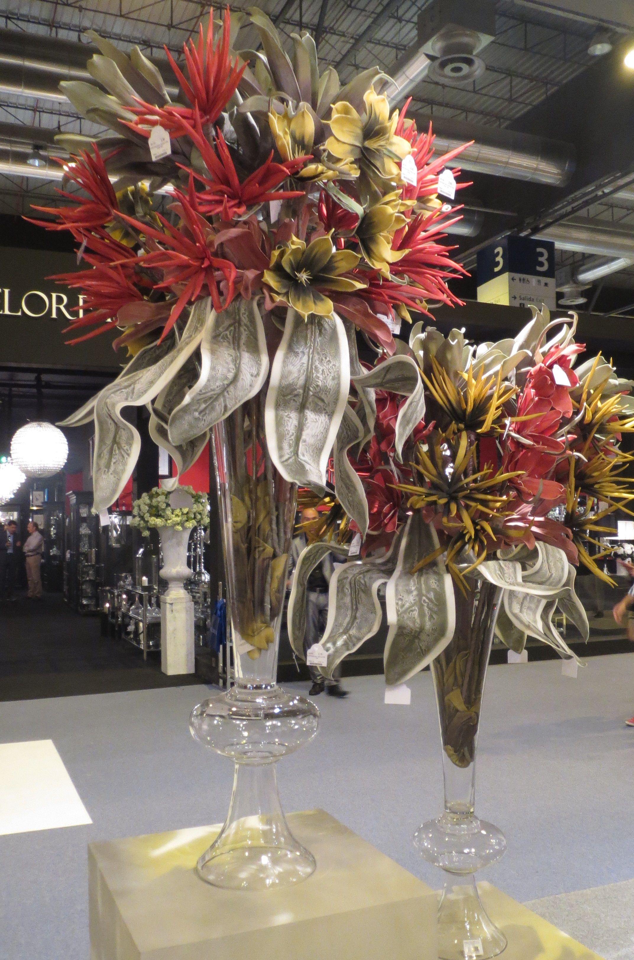 Jarrones altos con flores