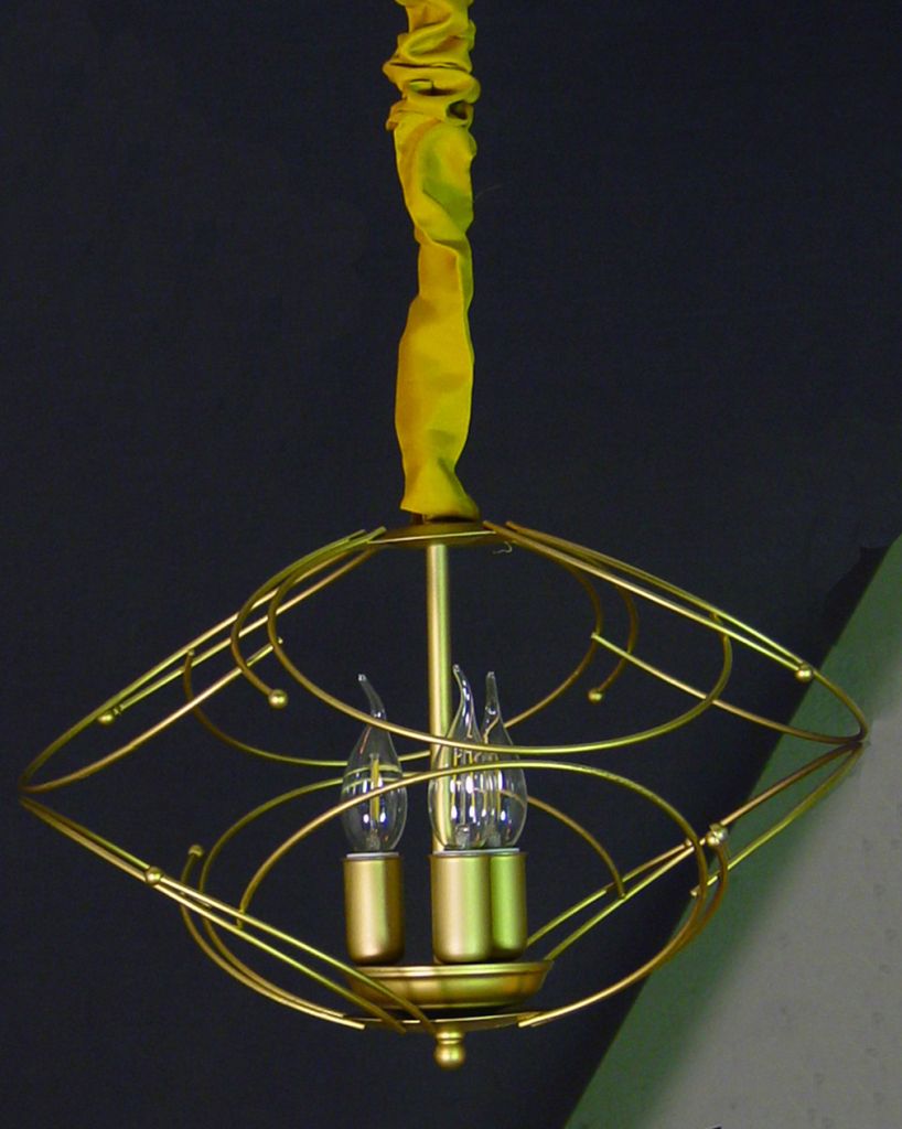 Lámpara varillas de metal dorada