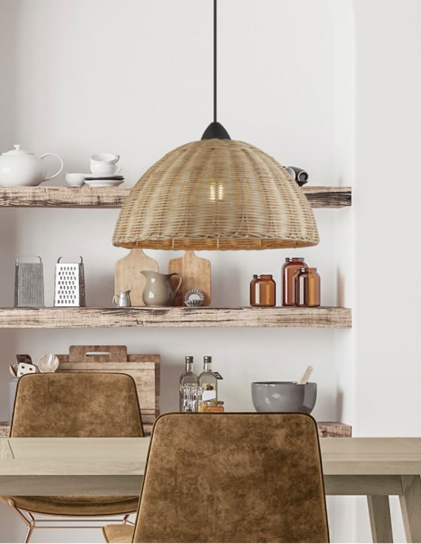 Lámpara de mimbre con cable negro.