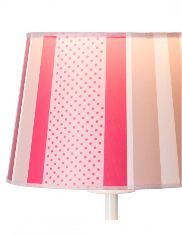 Mesita de noche de metal blanco con pantalla de tela rosa.
