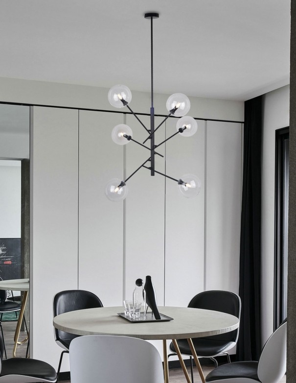 Lámpara de techo negra con tulipas transparentes