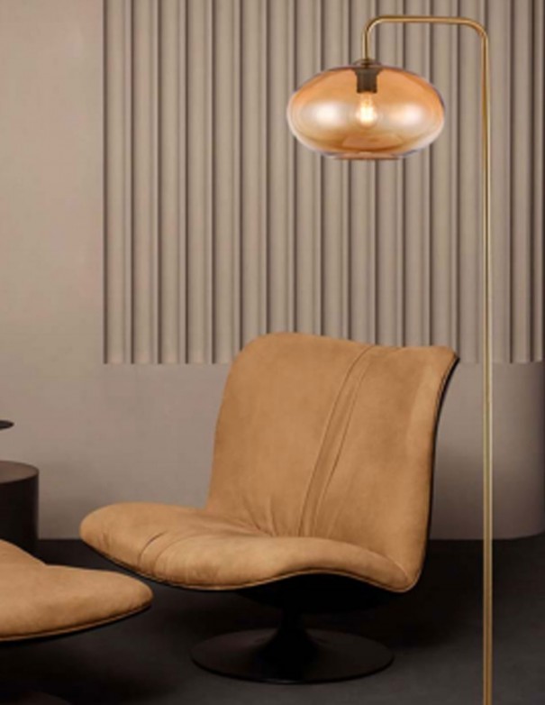 Pie de salón dorado envejecido con tulipa de cristal