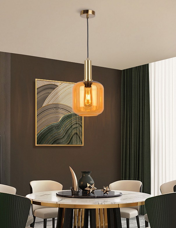 Lámpara de techo dorada con caida.