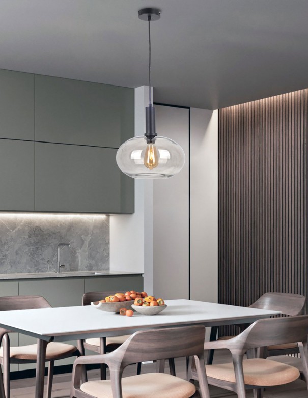 Lámpara colgante individual armazón negro con tulipa fumé.