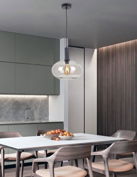 Lámpara colgante individual armazón negro con tulipa fumé.