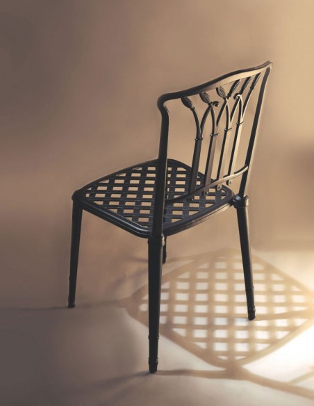 Silla con respaldo decorativo