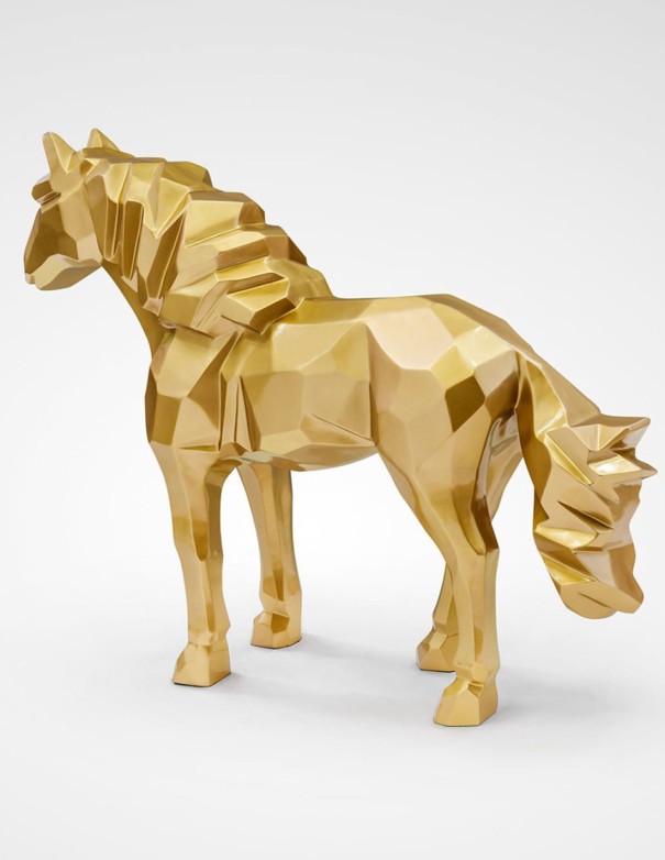 Figura poliédrica dorada de caballo