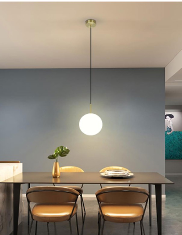 Lámpara dorada con bola de cristal