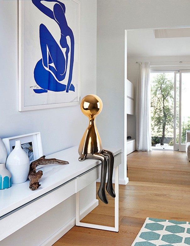 Figura sedente precio mínimo